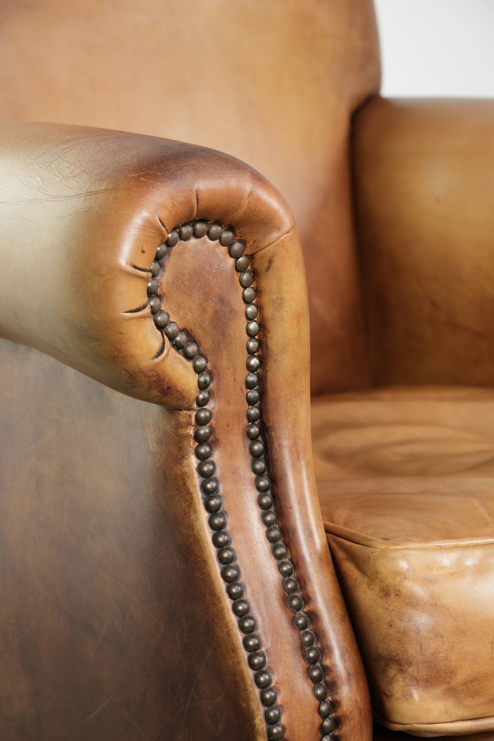 Prachtige en comfortabele fauteuil gemaakt van rundleer met een karaktervolle en charmante Engelse uitstraling - Afbeelding 11