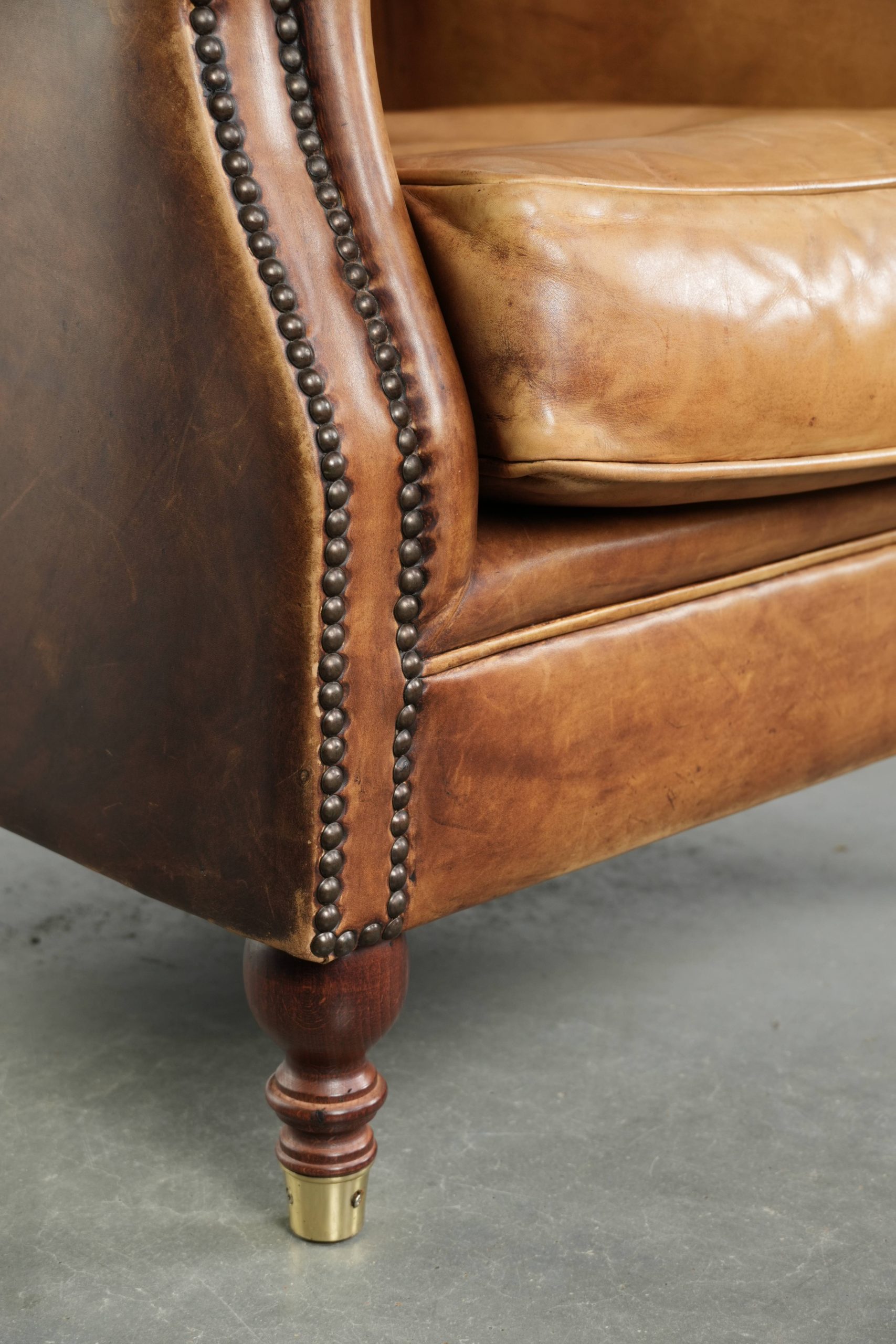 Prachtige en comfortabele fauteuil gemaakt van rundleer met een karaktervolle en charmante Engelse uitstraling - Afbeelding 12