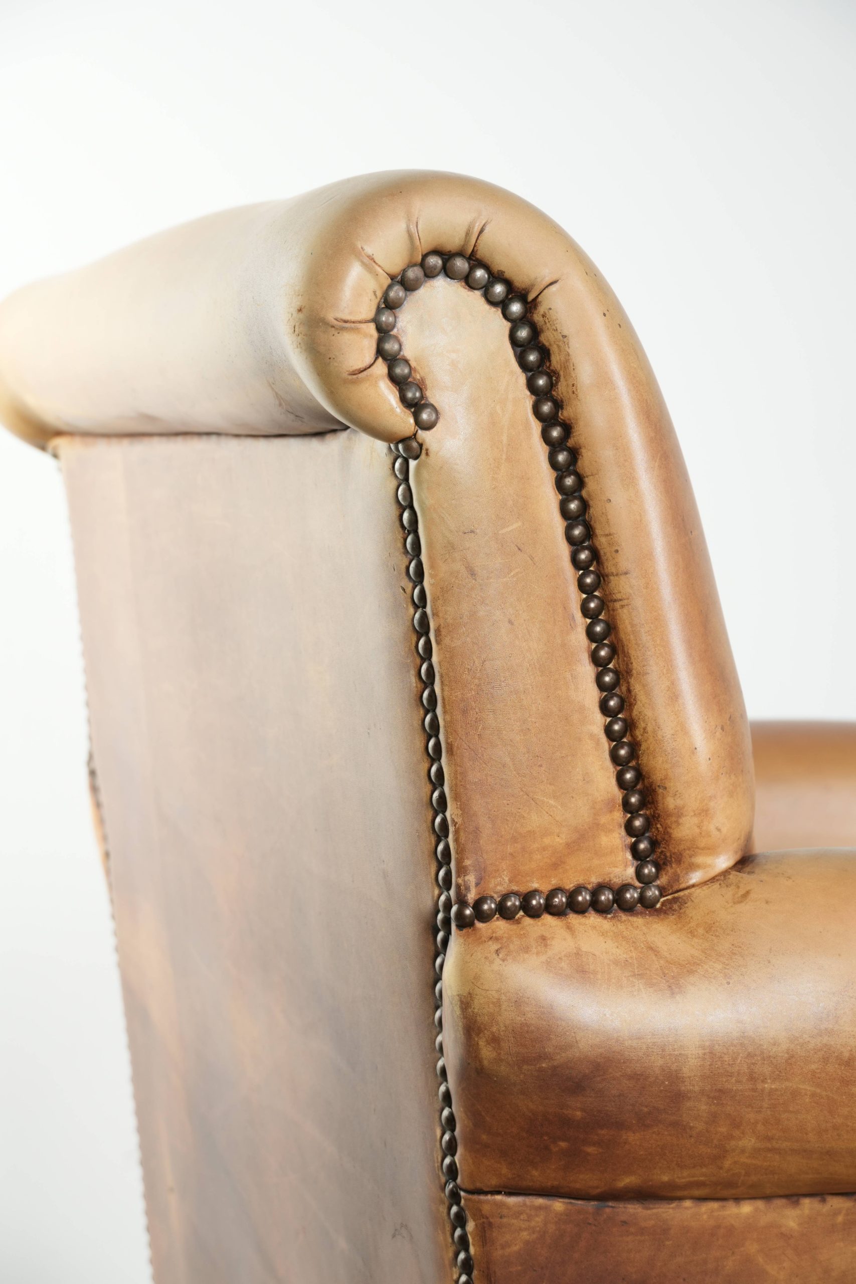 Prachtige en comfortabele fauteuil gemaakt van rundleer met een karaktervolle en charmante Engelse uitstraling - Afbeelding 13