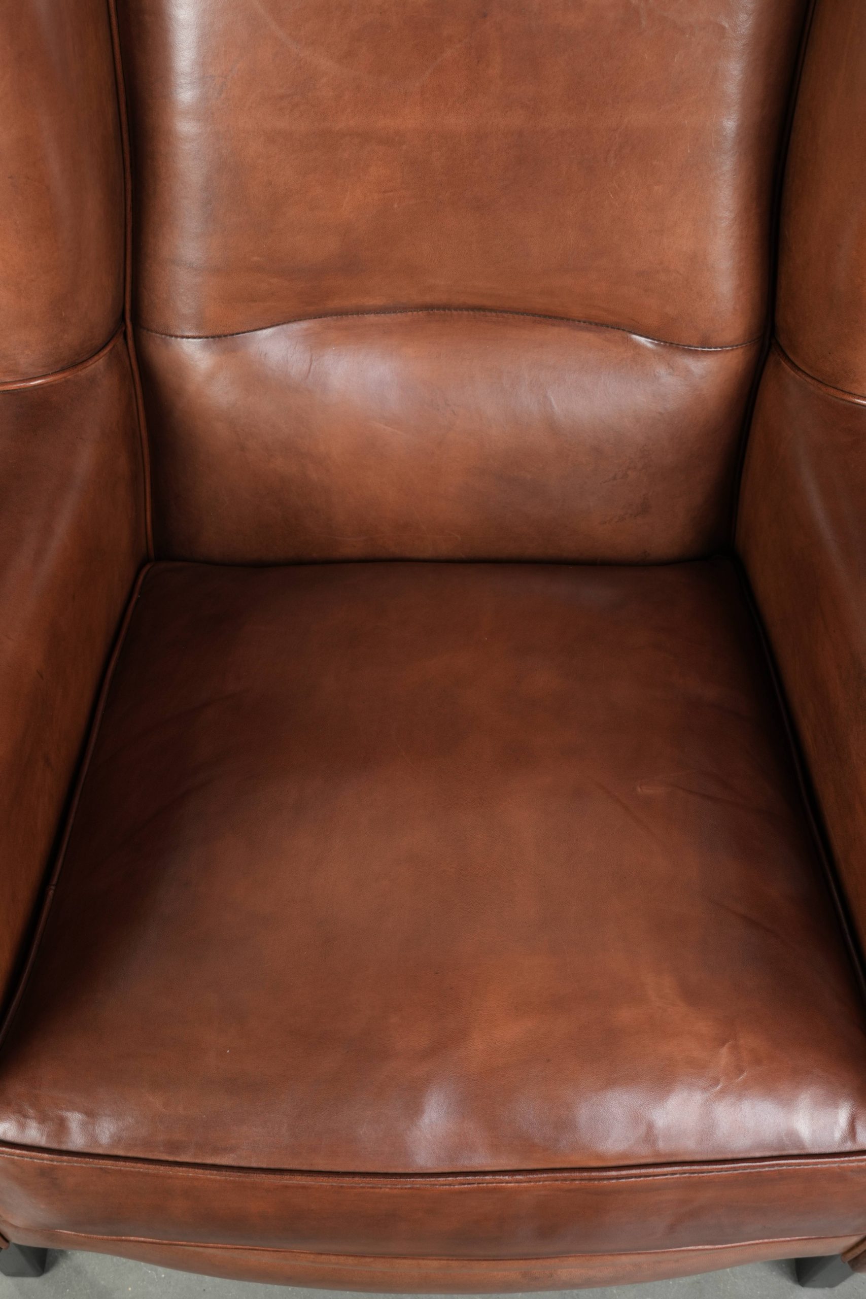 Grote in nieuwstaat verkerende schapenleren oorfauteuil in tijdloze Engelse stijl met een fijn zitcomfort - Afbeelding 6
