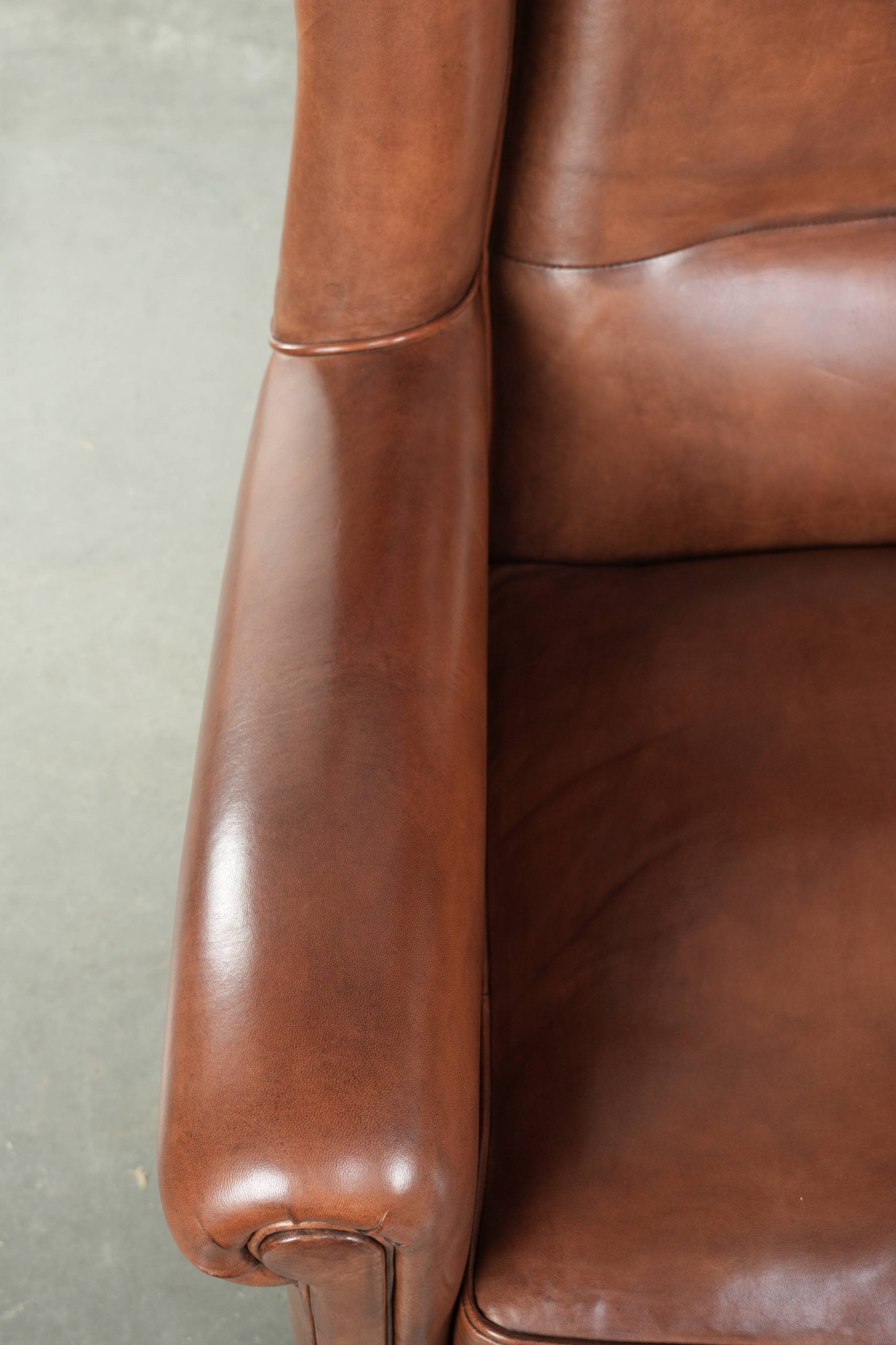 Grote in nieuwstaat verkerende schapenleren oorfauteuil in tijdloze Engelse stijl met een fijn zitcomfort - Afbeelding 7