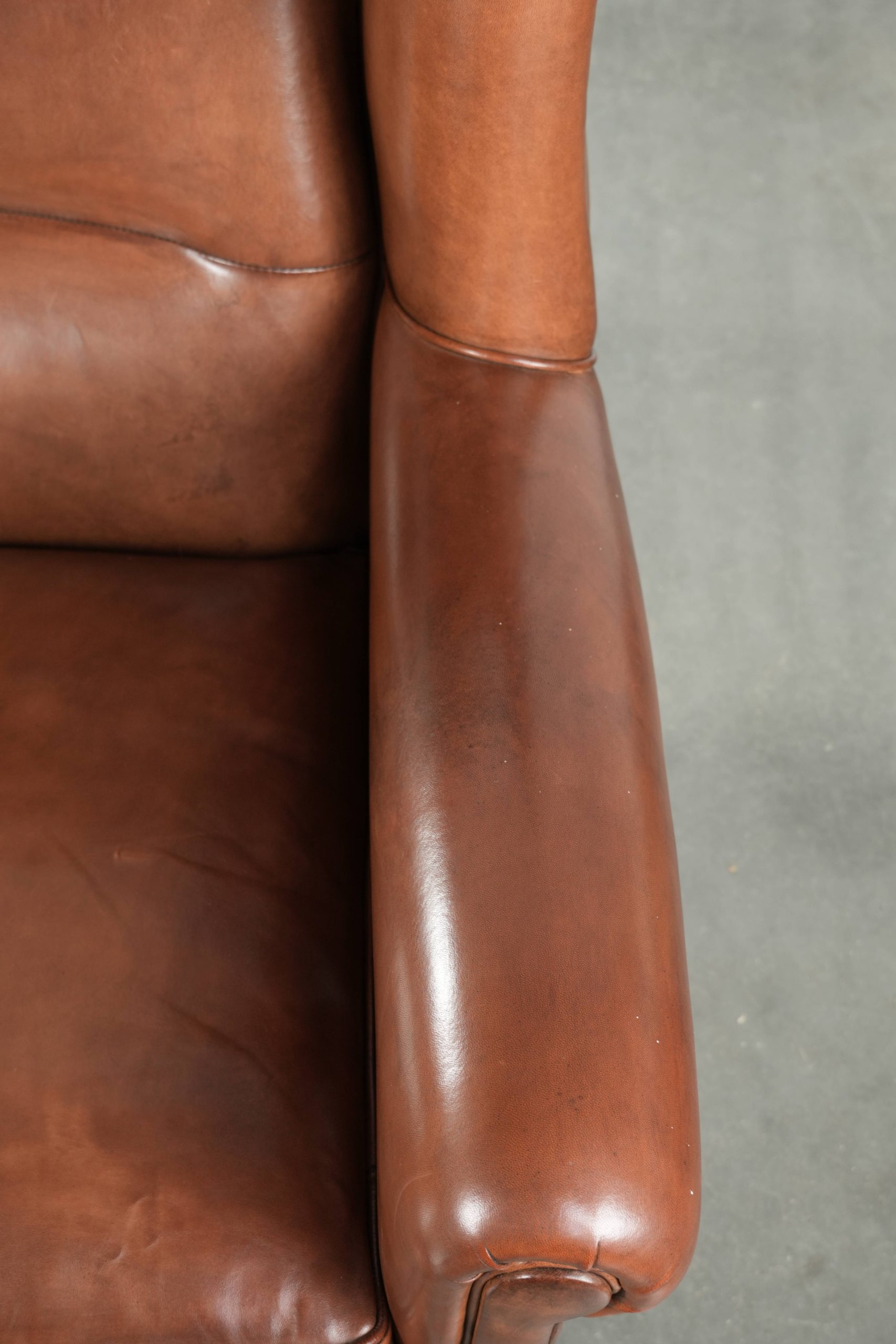 Grote in nieuwstaat verkerende schapenleren oorfauteuil in tijdloze Engelse stijl met een fijn zitcomfort - Afbeelding 8
