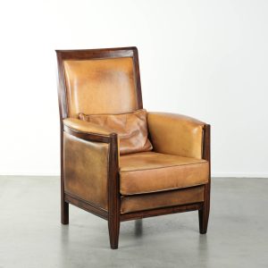 Comfortabele cognac kleurige Art Deco design fauteuil van schapenleer gecombineerd met hout met een hoge rug