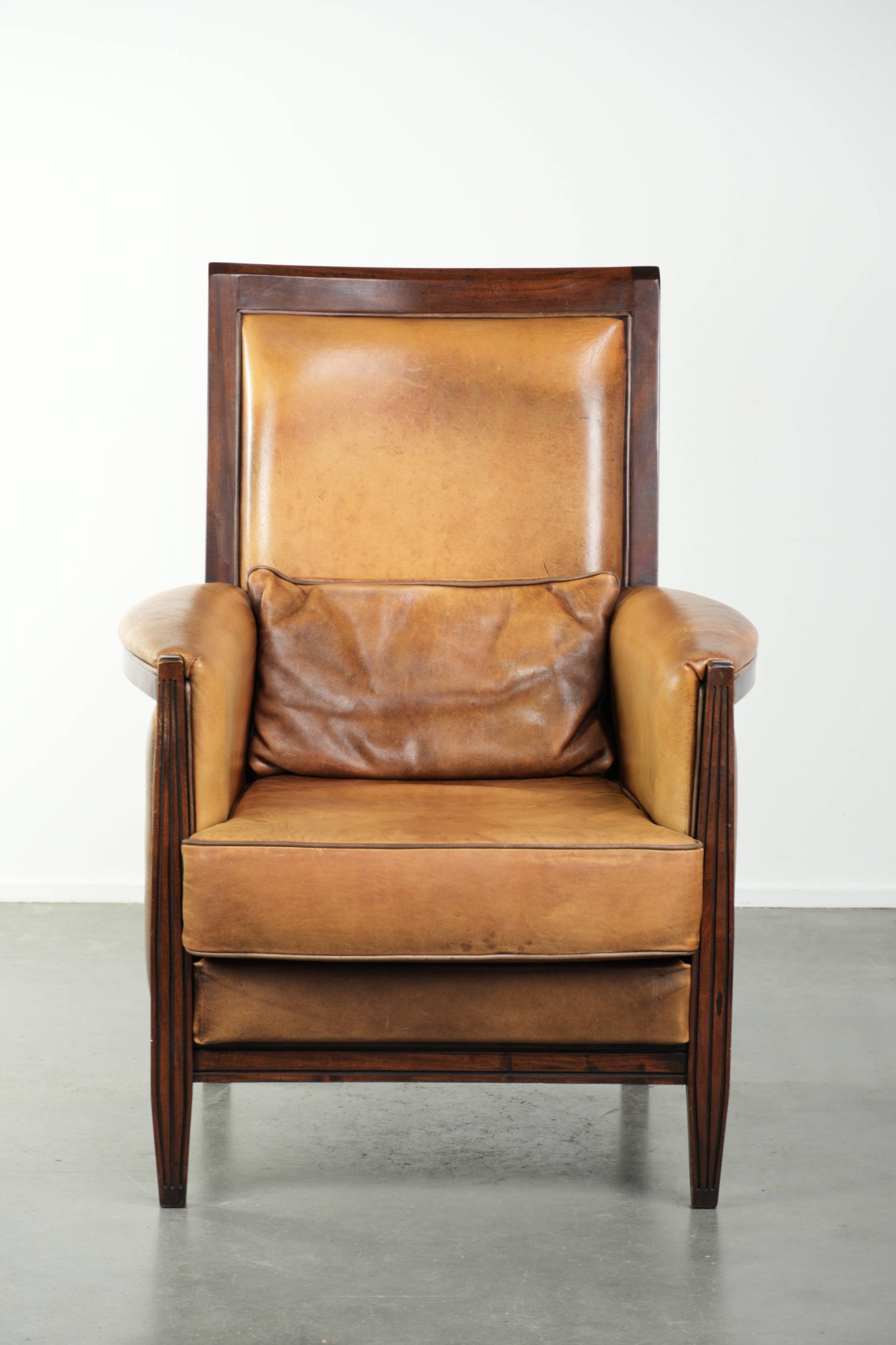 Comfortabele cognac kleurige Art Deco design fauteuil van schapenleer gecombineerd met hout met een hoge rug - Afbeelding 2