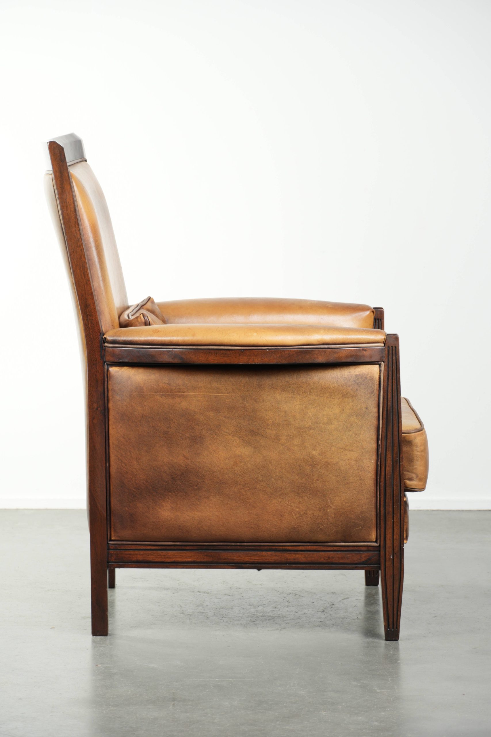 Comfortabele cognac kleurige Art Deco design fauteuil van schapenleer gecombineerd met hout met een hoge rug - Afbeelding 3