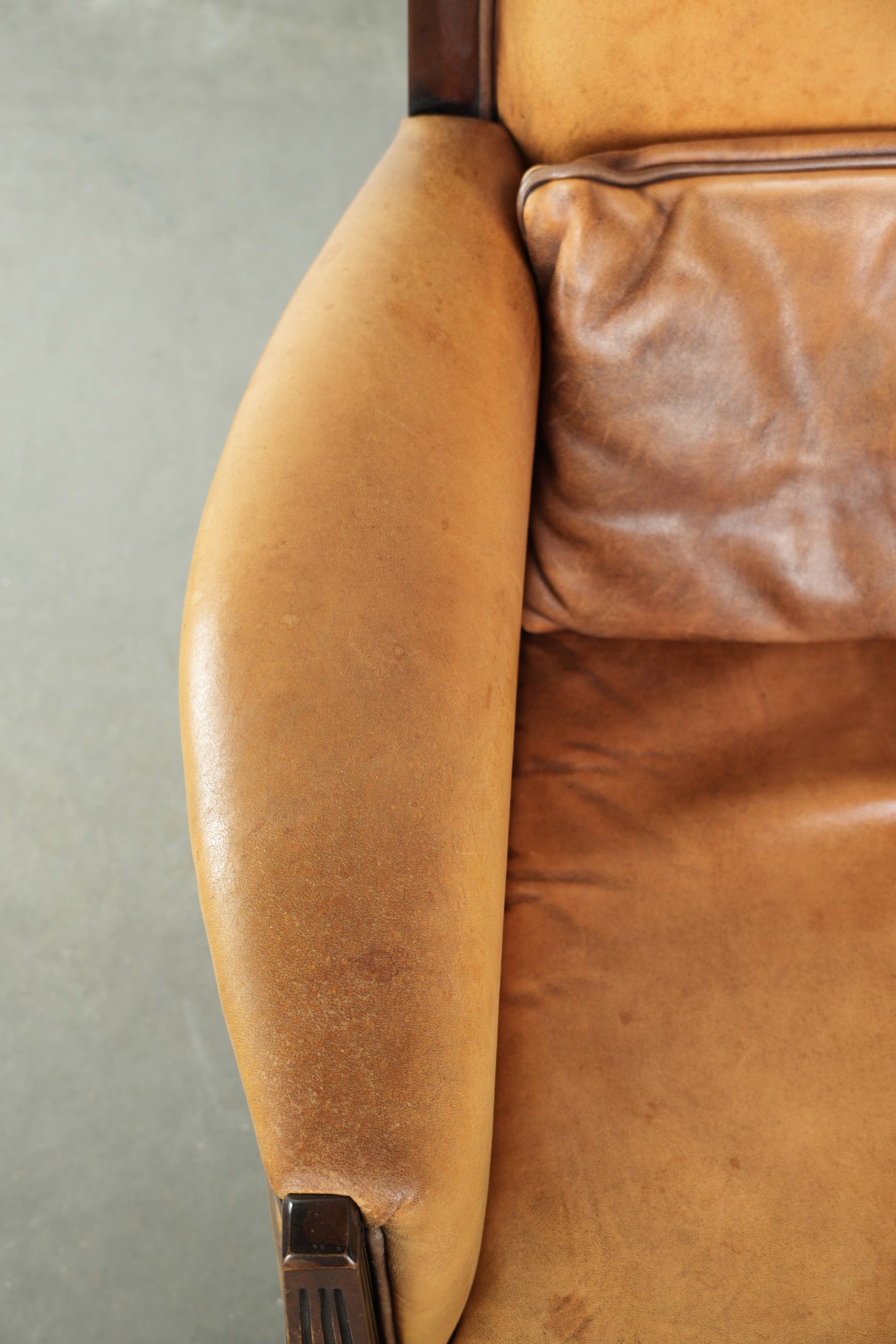 Comfortabele cognac kleurige Art Deco design fauteuil van schapenleer gecombineerd met hout met een hoge rug - Afbeelding 7