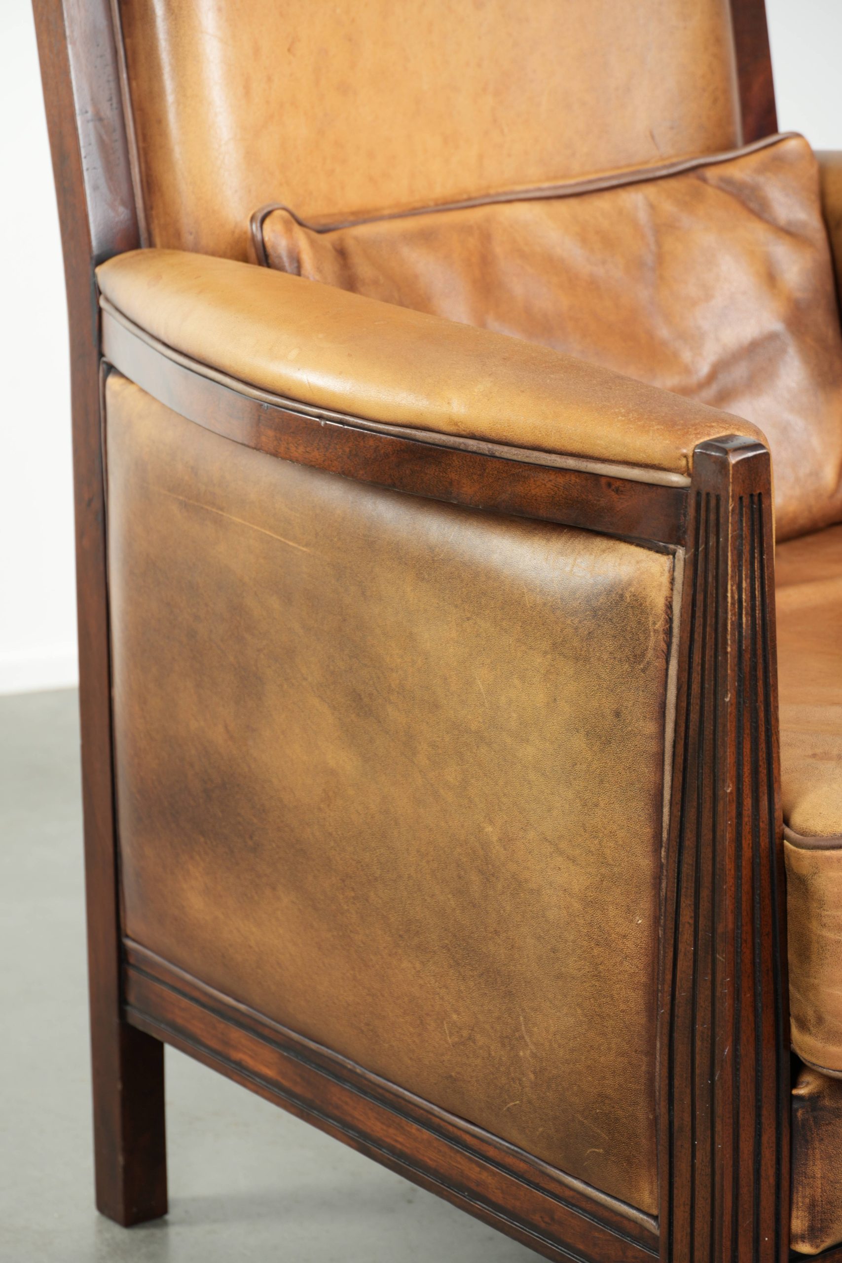 Comfortabele cognac kleurige Art Deco design fauteuil van schapenleer gecombineerd met hout met een hoge rug - Afbeelding 11