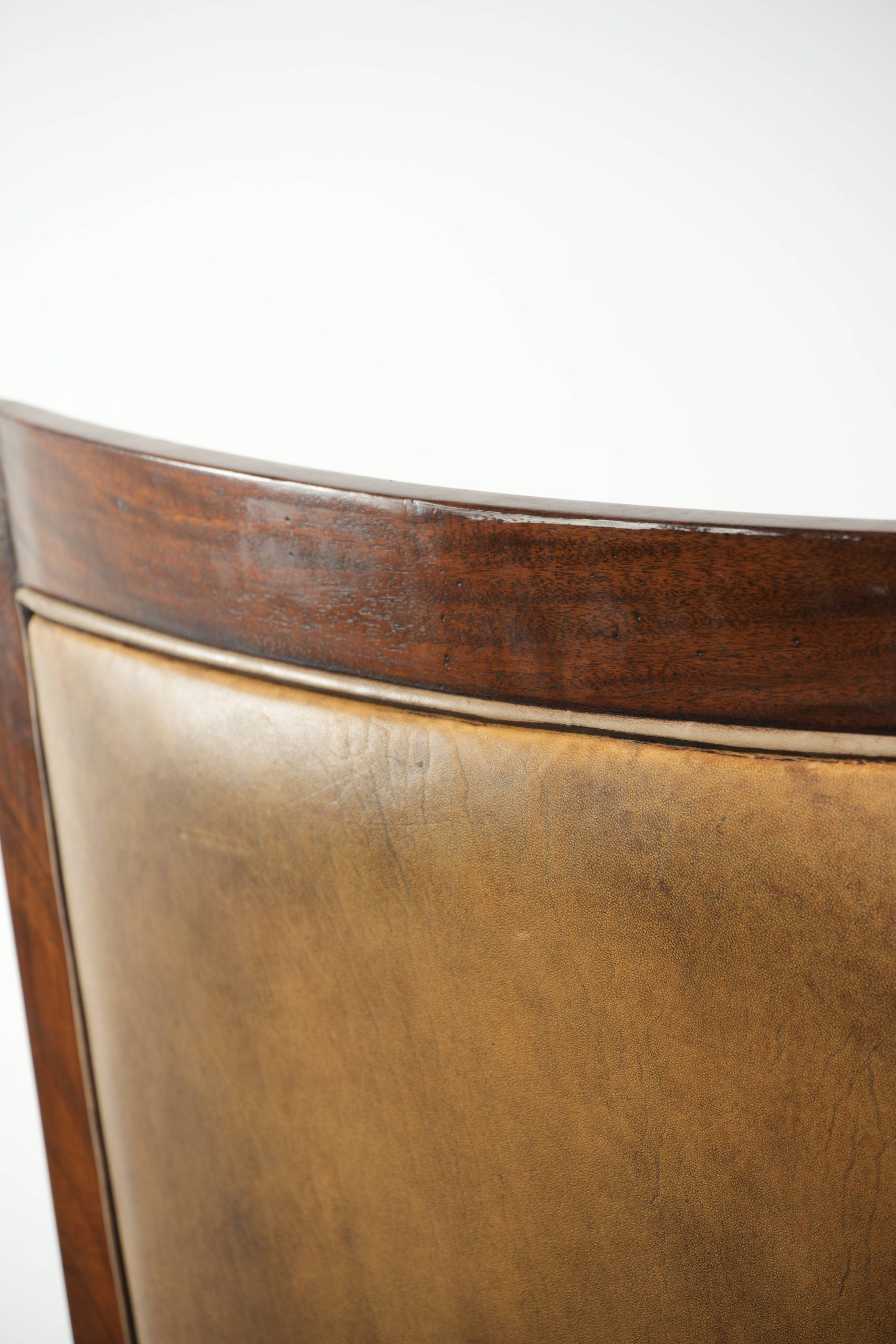 Comfortabele cognac kleurige Art Deco design fauteuil van schapenleer gecombineerd met hout met een hoge rug - Afbeelding 13