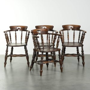 Set van vier houten Engelse antieke pub/ captain chairs uit eind 19e eeuw met karakter en een prachtige kleurstelling