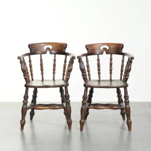 Set van twee houten Engelse antieke pub/ captain chairs uit eind 19e eeuw met karakter en een prachtige kleurstelling
