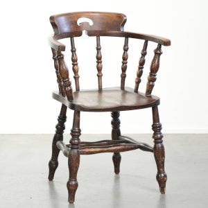 Houten Engelse antieke pub/ captain chair uit eind 19e eeuw met karakter en een prachtige kleurstelling