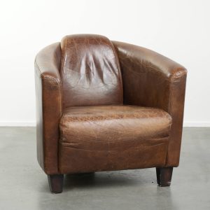 Stoere cognac kleurige rundleren Aviator design fauteuil met een sprekende en tijdloze uitstraling