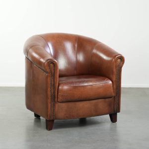 Mooie vintage schapenleren clubfauteuil in Engelse stijl met prachtige diepe kleuren