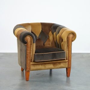 In zeer goede staat verkerende unieke stoffen patchwork chesterfield clubfauteuil in Engelse stijl