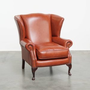 Elegante en comfortabele gladde Engelse rundleren chesterfield oorfauteuil met sierlijke pootjes