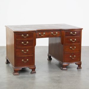 Luxe en antiek Engels houten bureau uit eind 19e eeuw met een leren blad en een gebogen voorkant