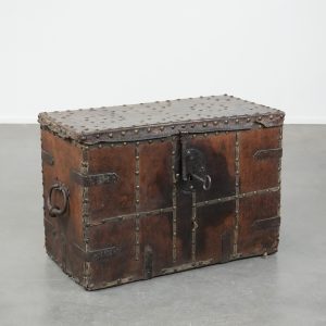 Antieke kist/ kluis met leer bekleed en originele sleutel en een uitstekend patina uit de 17e eeuw