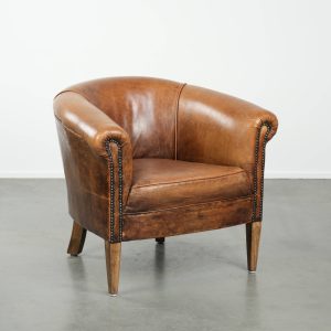 Vintage schapenleren clubfauteuil in een subtiel formaat met prachtige warme kleuren