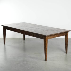 Grote boeren eettafel van sfeervol iepenhout met een prachtig patina en mooie details uitgevoerd met drie lades