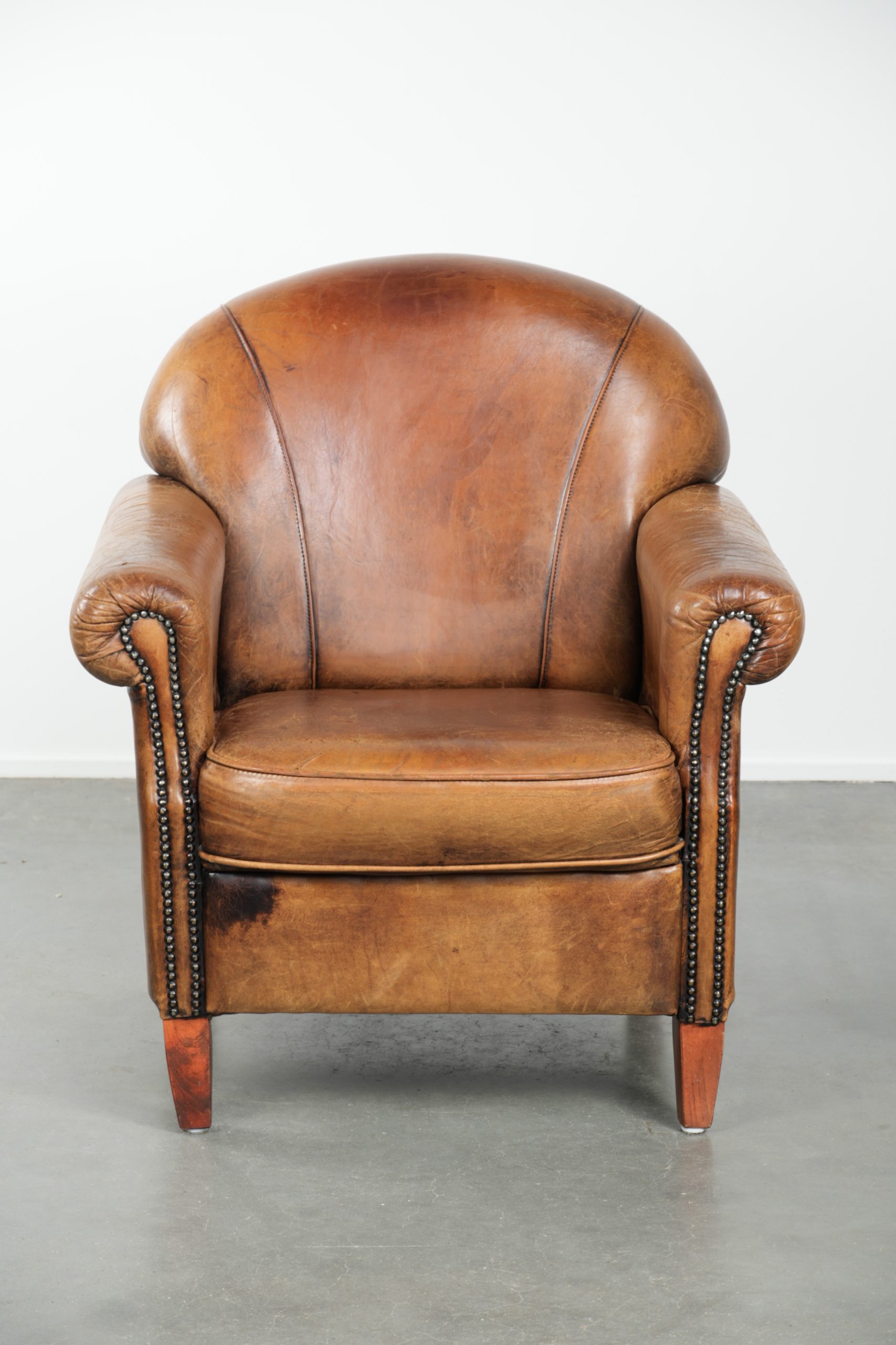 Karaktervolle schapenleren fauteuil met een mooie vintage look en een afwerking met siernagels - Afbeelding 2