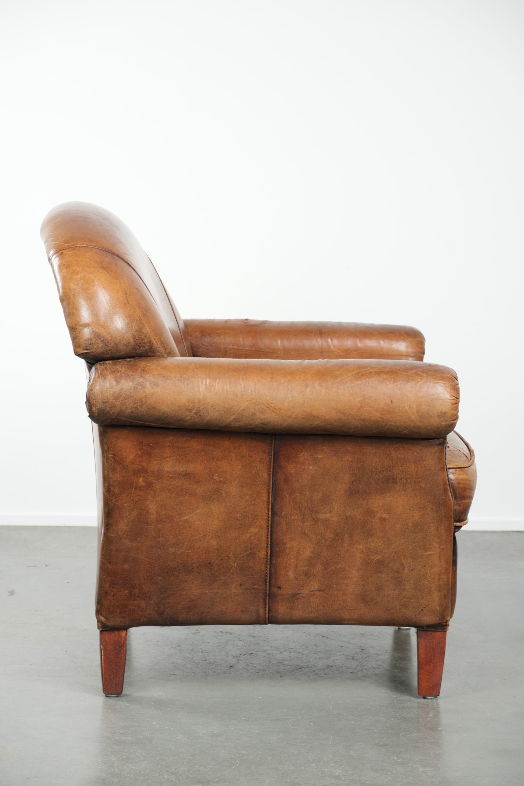 Karaktervolle schapenleren fauteuil met een mooie vintage look en een afwerking met siernagels - Afbeelding 3