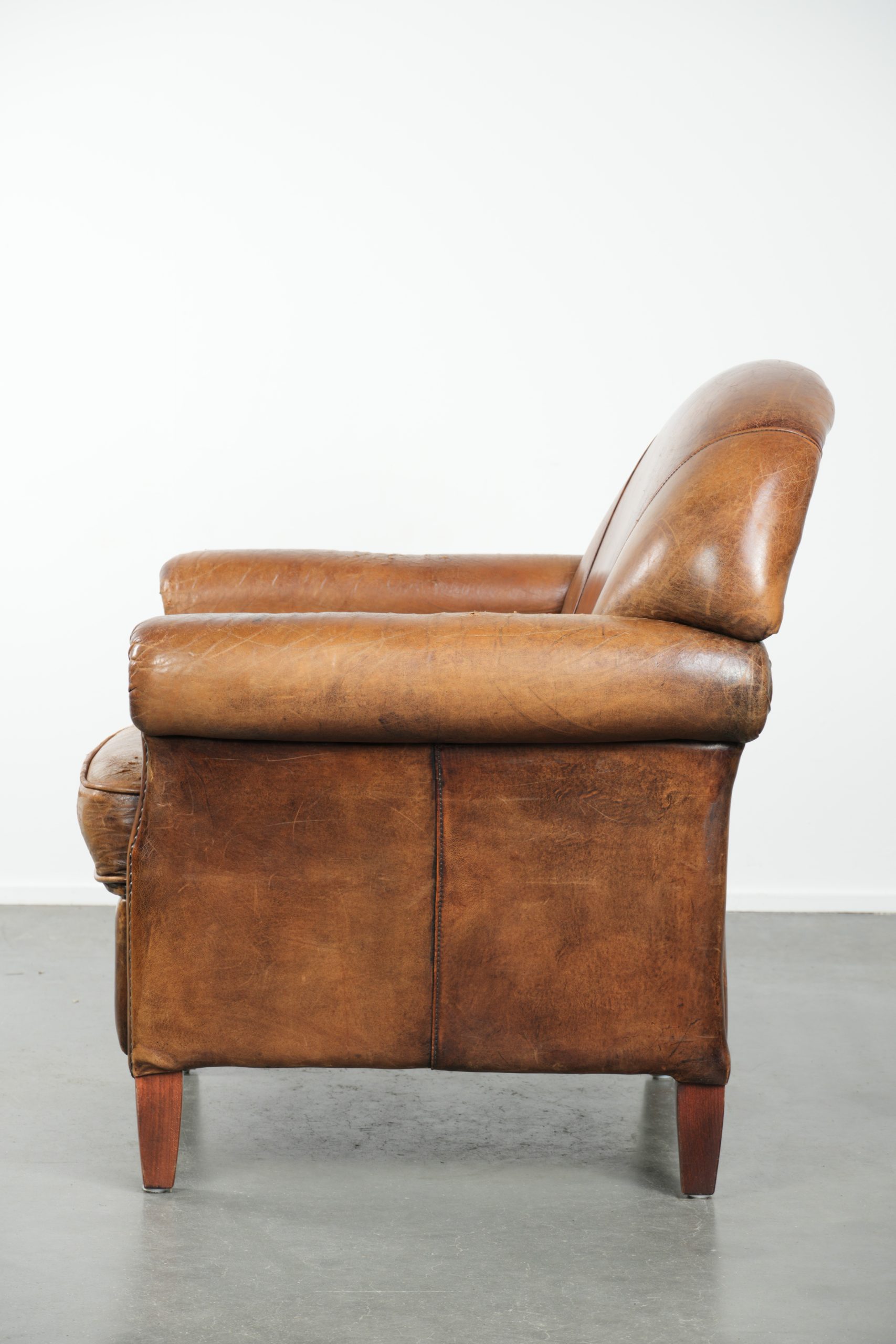 Karaktervolle schapenleren fauteuil met een mooie vintage look en een afwerking met siernagels - Afbeelding 5