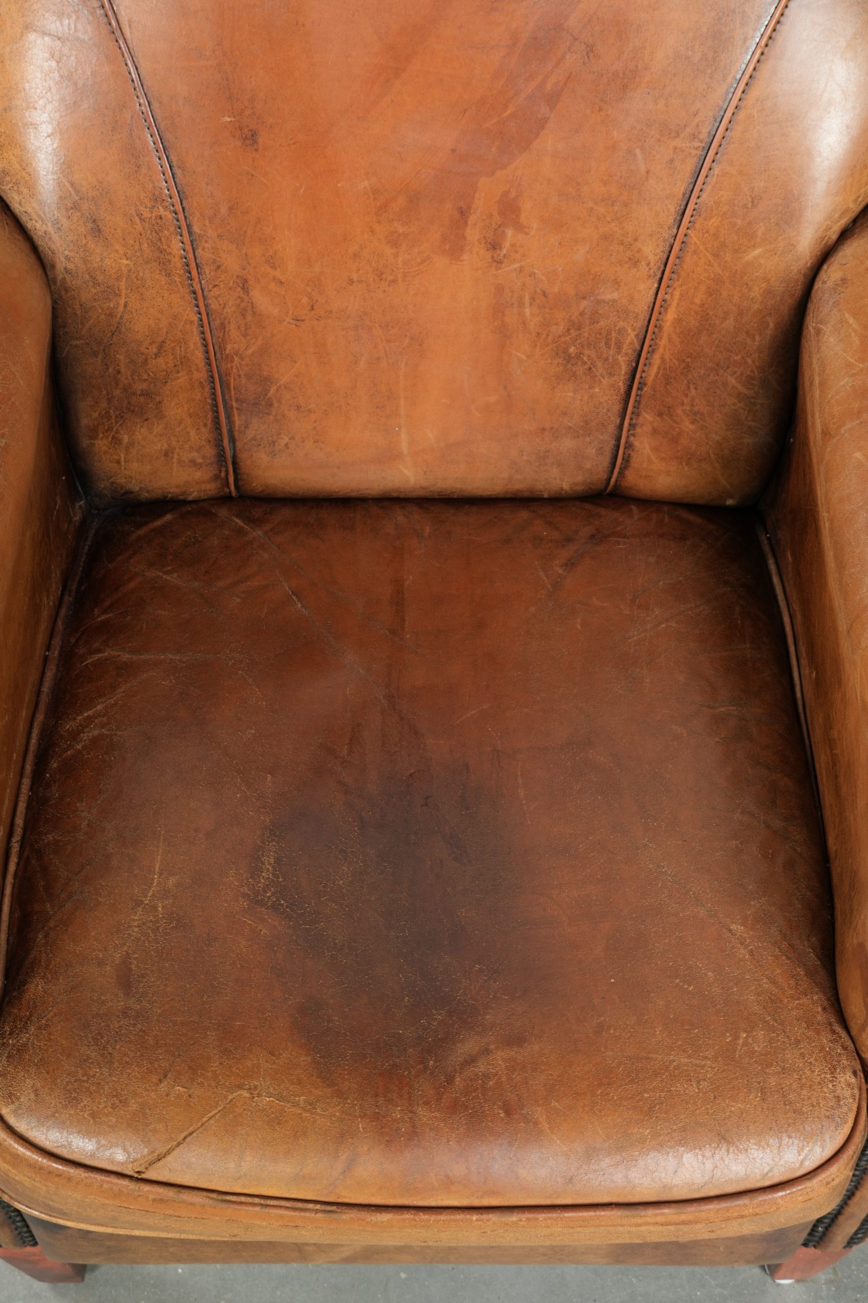 Karaktervolle schapenleren fauteuil met een mooie vintage look en een afwerking met siernagels - Afbeelding 6