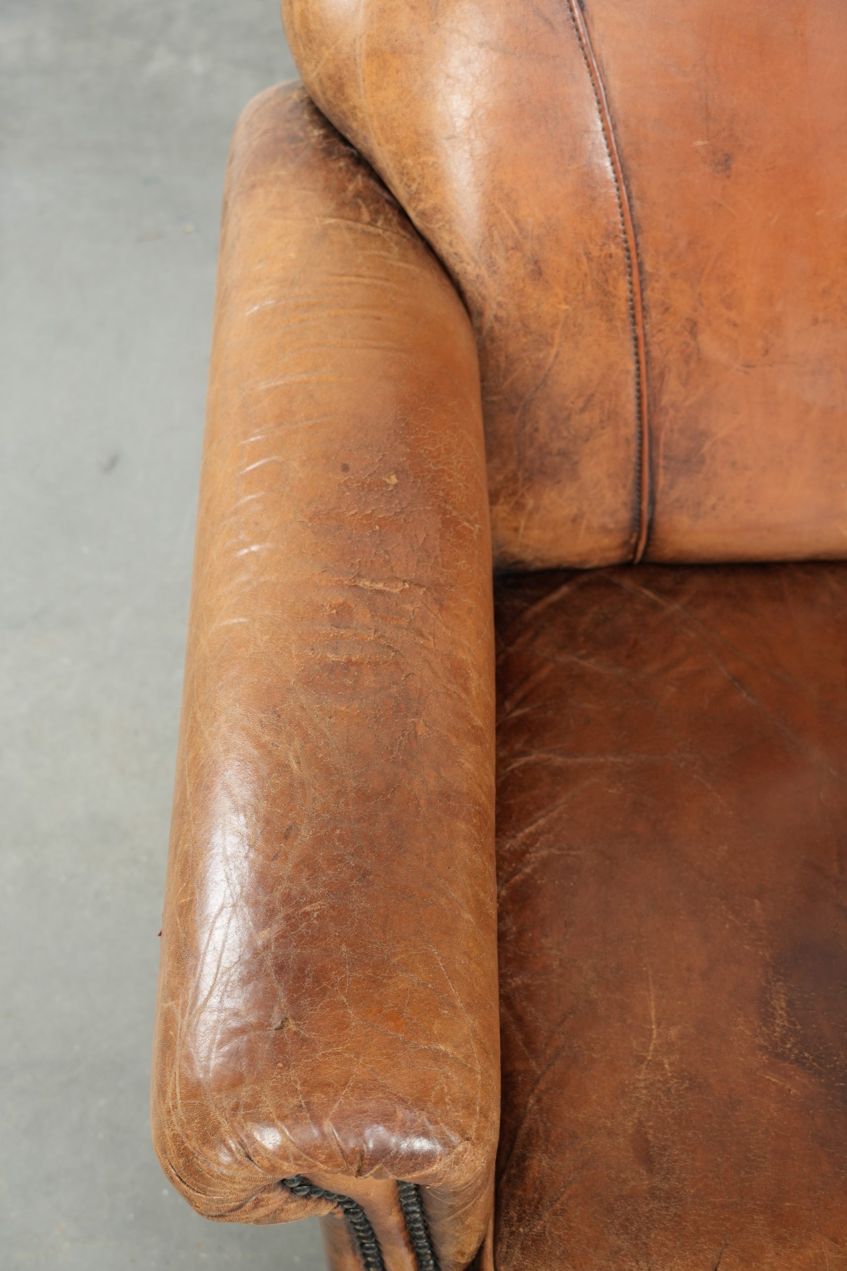 Karaktervolle schapenleren fauteuil met een mooie vintage look en een afwerking met siernagels - Afbeelding 7