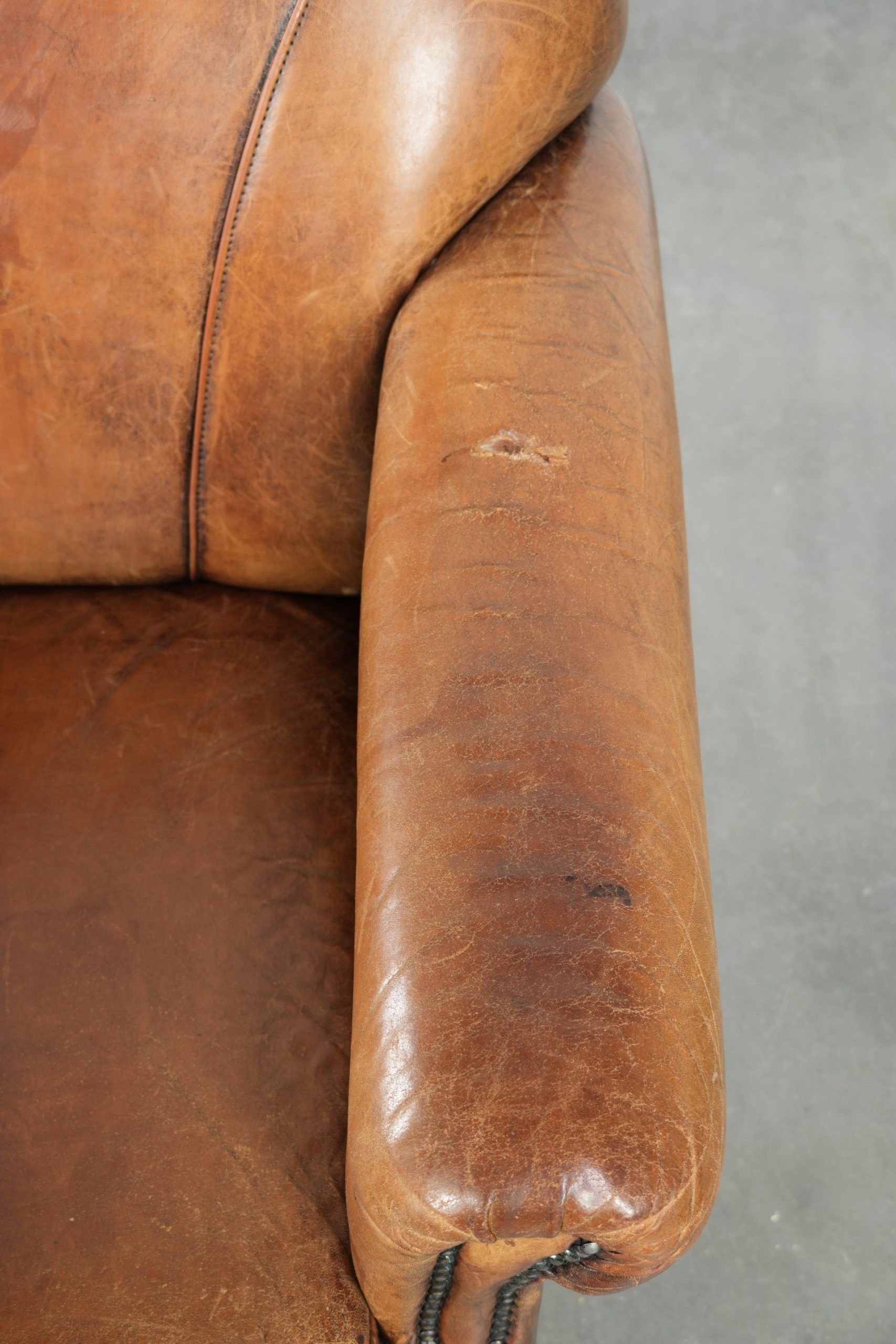 Karaktervolle schapenleren fauteuil met een mooie vintage look en een afwerking met siernagels - Afbeelding 8