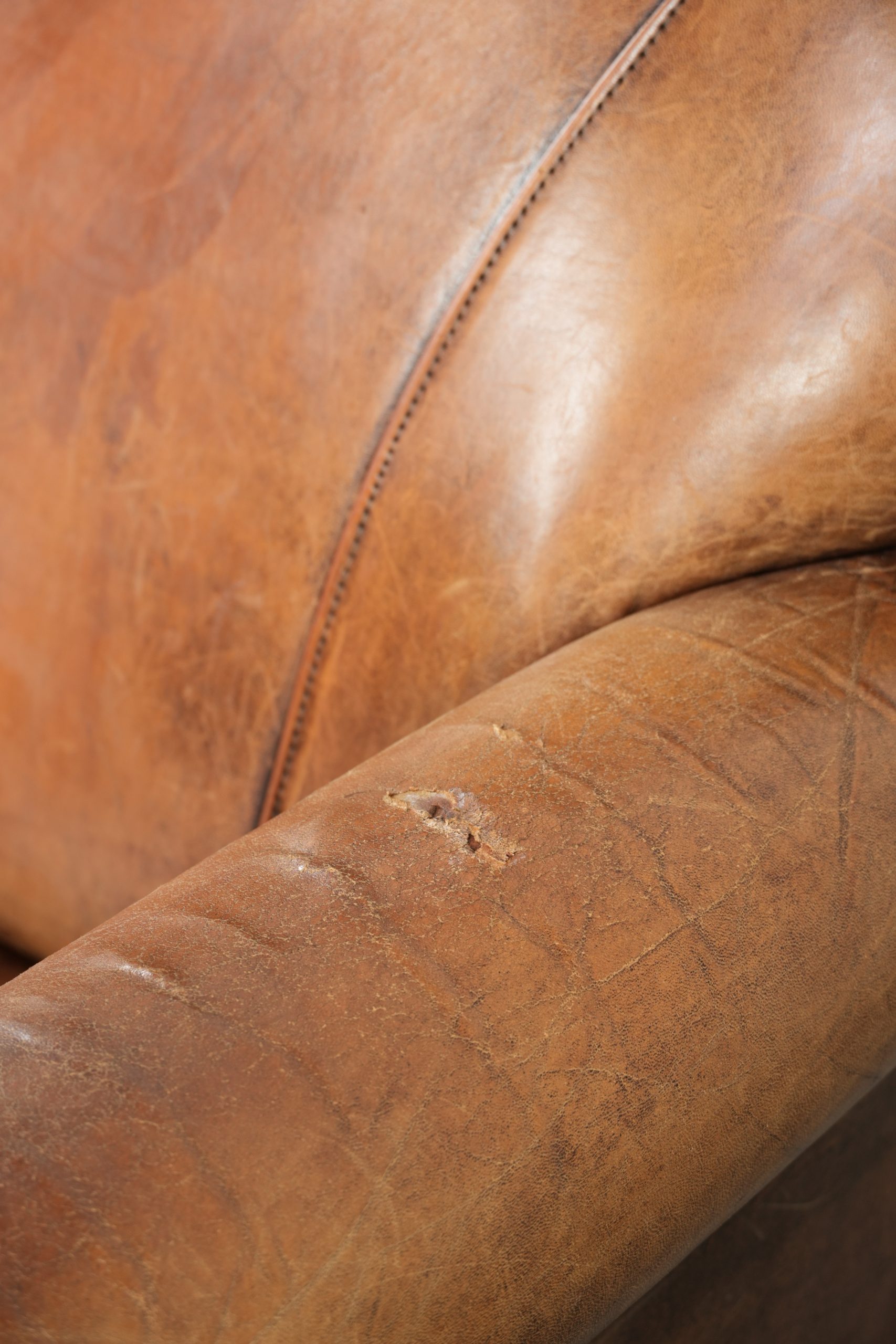 Karaktervolle schapenleren fauteuil met een mooie vintage look en een afwerking met siernagels - Afbeelding 14
