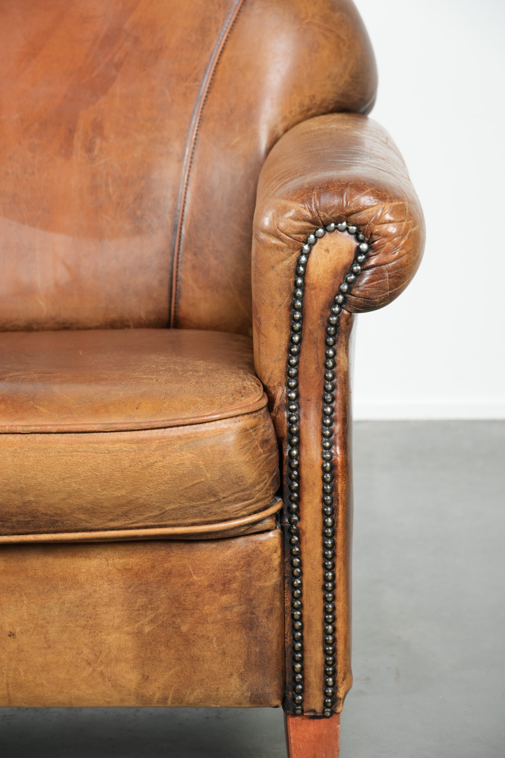 Karaktervolle schapenleren fauteuil met een mooie vintage look en een afwerking met siernagels - Afbeelding 13