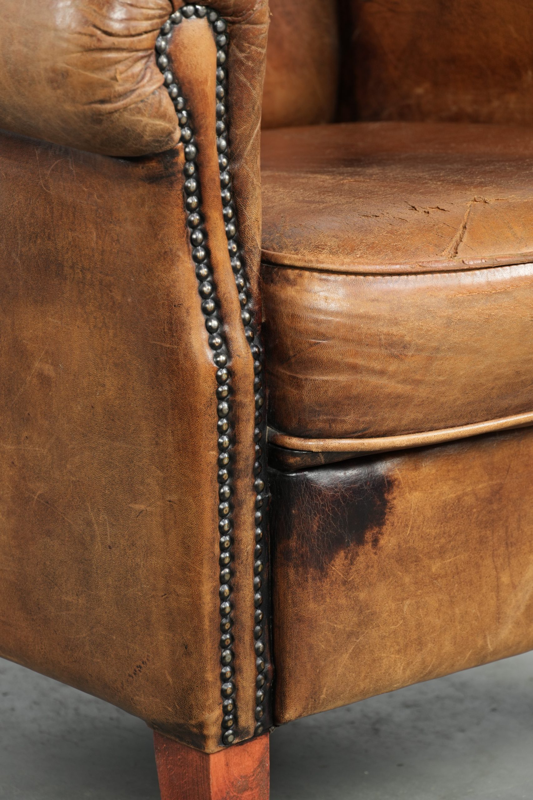 Karaktervolle schapenleren fauteuil met een mooie vintage look en een afwerking met siernagels - Afbeelding 12