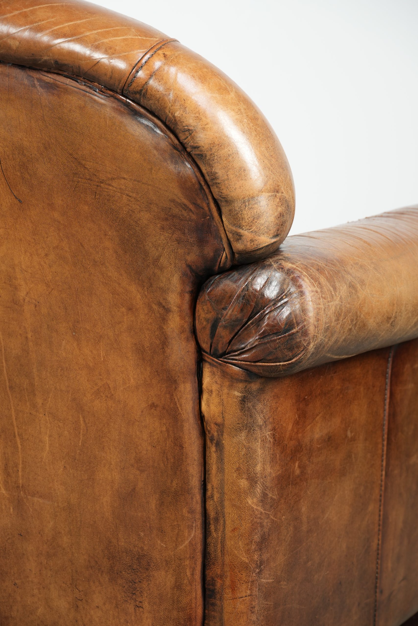 Karaktervolle schapenleren fauteuil met een mooie vintage look en een afwerking met siernagels - Afbeelding 11