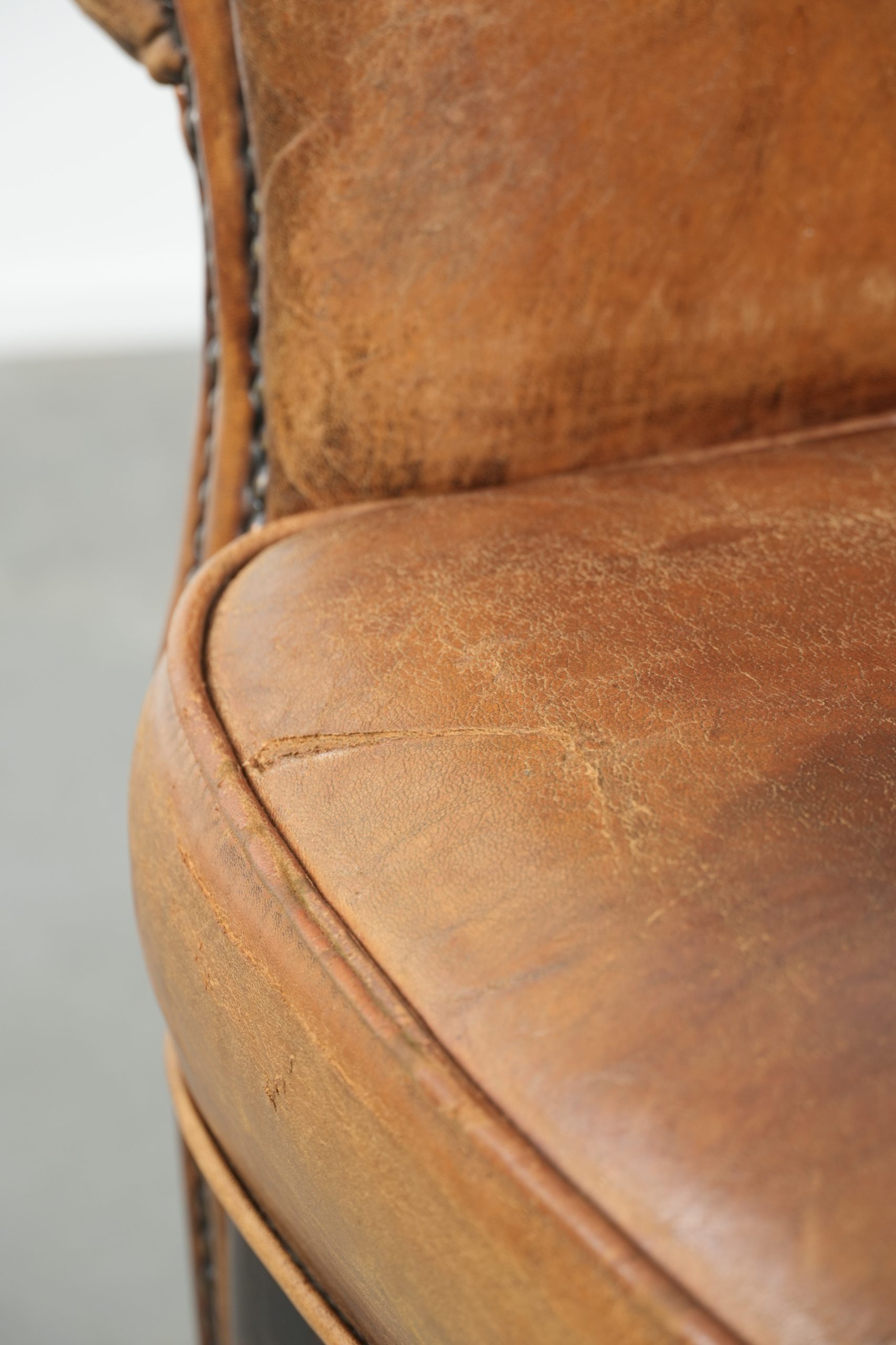 Karaktervolle schapenleren fauteuil met een mooie vintage look en een afwerking met siernagels - Afbeelding 10