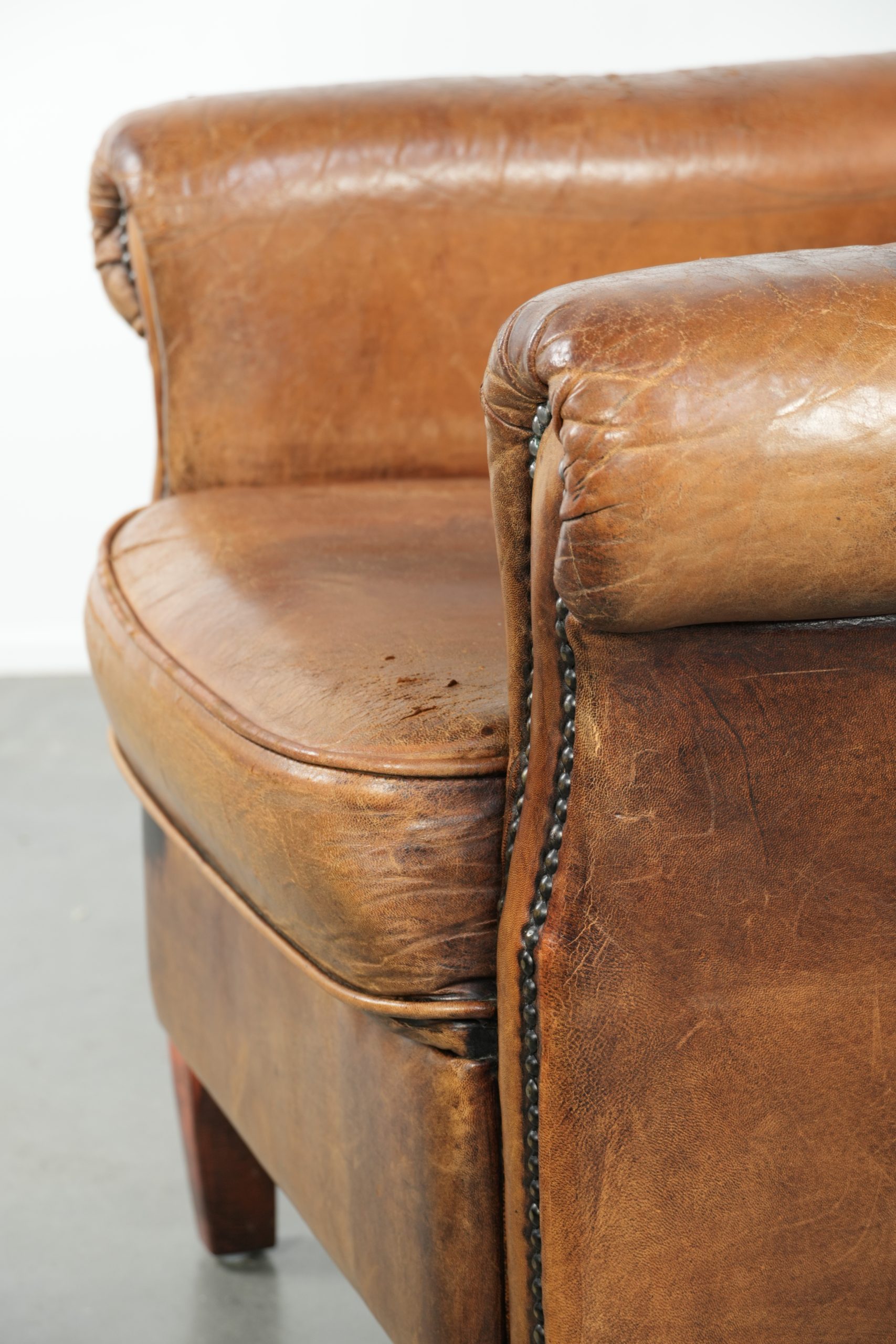 Karaktervolle schapenleren fauteuil met een mooie vintage look en een afwerking met siernagels - Afbeelding 9