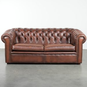 Karaktervolle vintage bruine rundleren Engelse chesterfield 2.5 zits bank met een stoere uitstraling