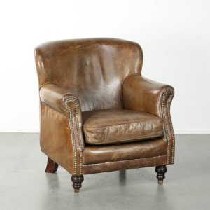 Leuke stoere rundleren fauteuil/ armchair in een mooi subtiel formaat met een prachtig patina