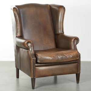 Grote karaktervolle schapenleren oorfauteuil met mooie warme kleuren en een prachtig patina in Engelse stijl