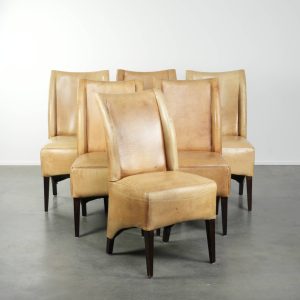 Luxe set van zes rundleren eetkamerstoelen met een mooie lichte kleur, comfortabele zit en een hoge rug