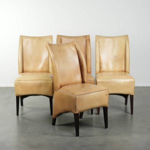 Luxe set van vier rundleren eetkamerstoelen met een mooie lichte kleur, comfortabele zit en een hoge rug