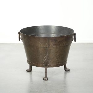 Unieke en bijzondere antieke koperen ketel/ bak voor haardhout met een prachtig patina en sierlijke pootjes