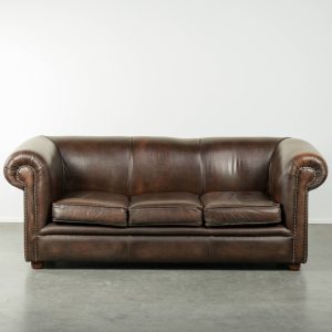 Luxe bruine rundleren gladde chesterfield bank met een tijdloze Engelse uitstraling