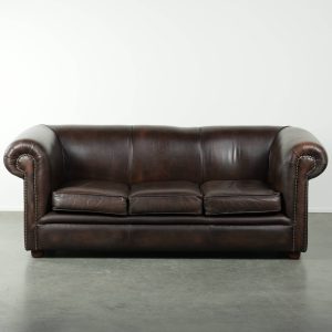 Luxe bruine rundleren gladde chesterfield bank met een tijdloze Engelse uitstraling