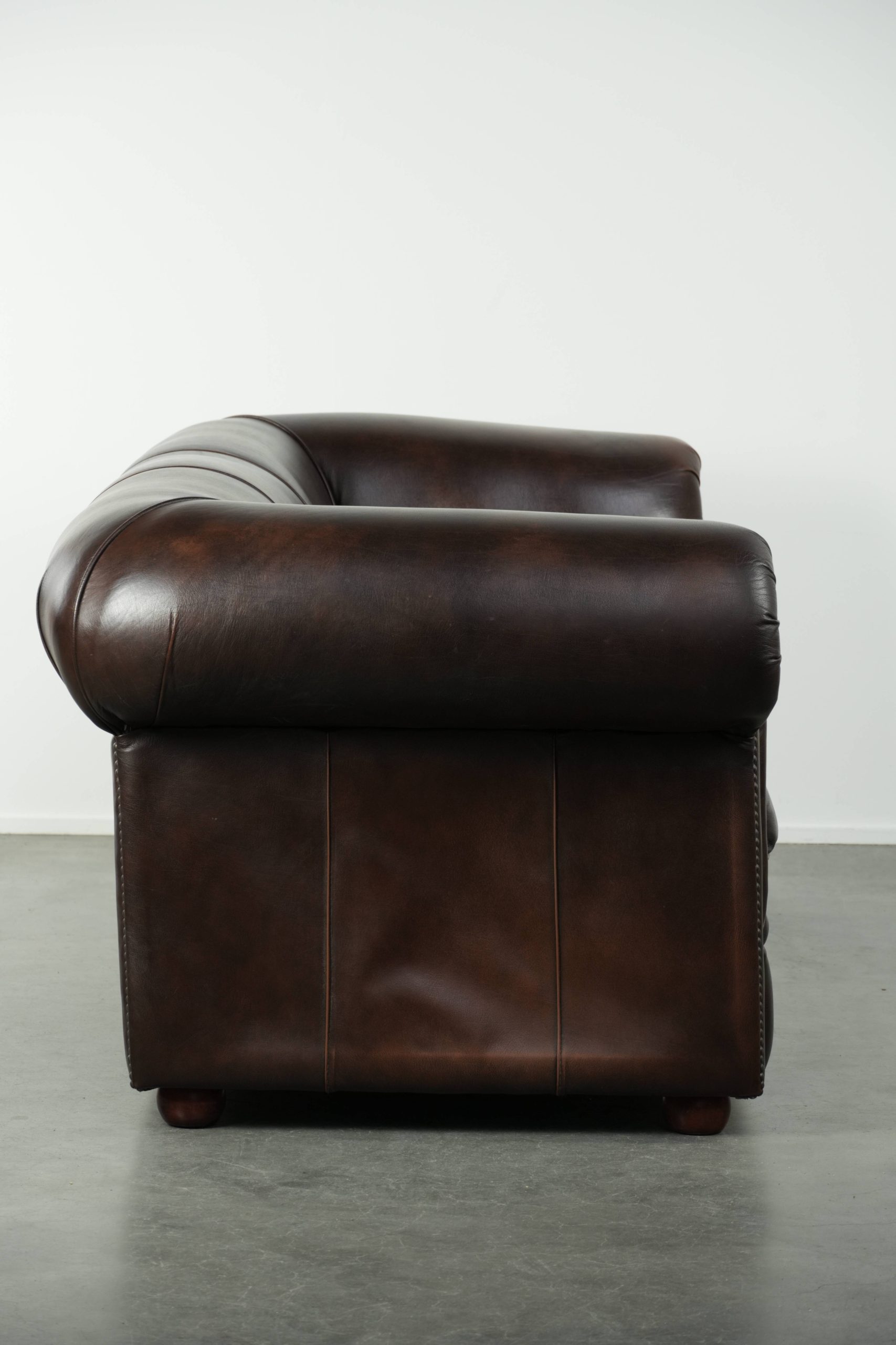 Luxe bruine rundleren set bestaande uit een gladde chesterfield bank en fauteuil met een tijdloze Engelse uitstraling - Afbeelding 2