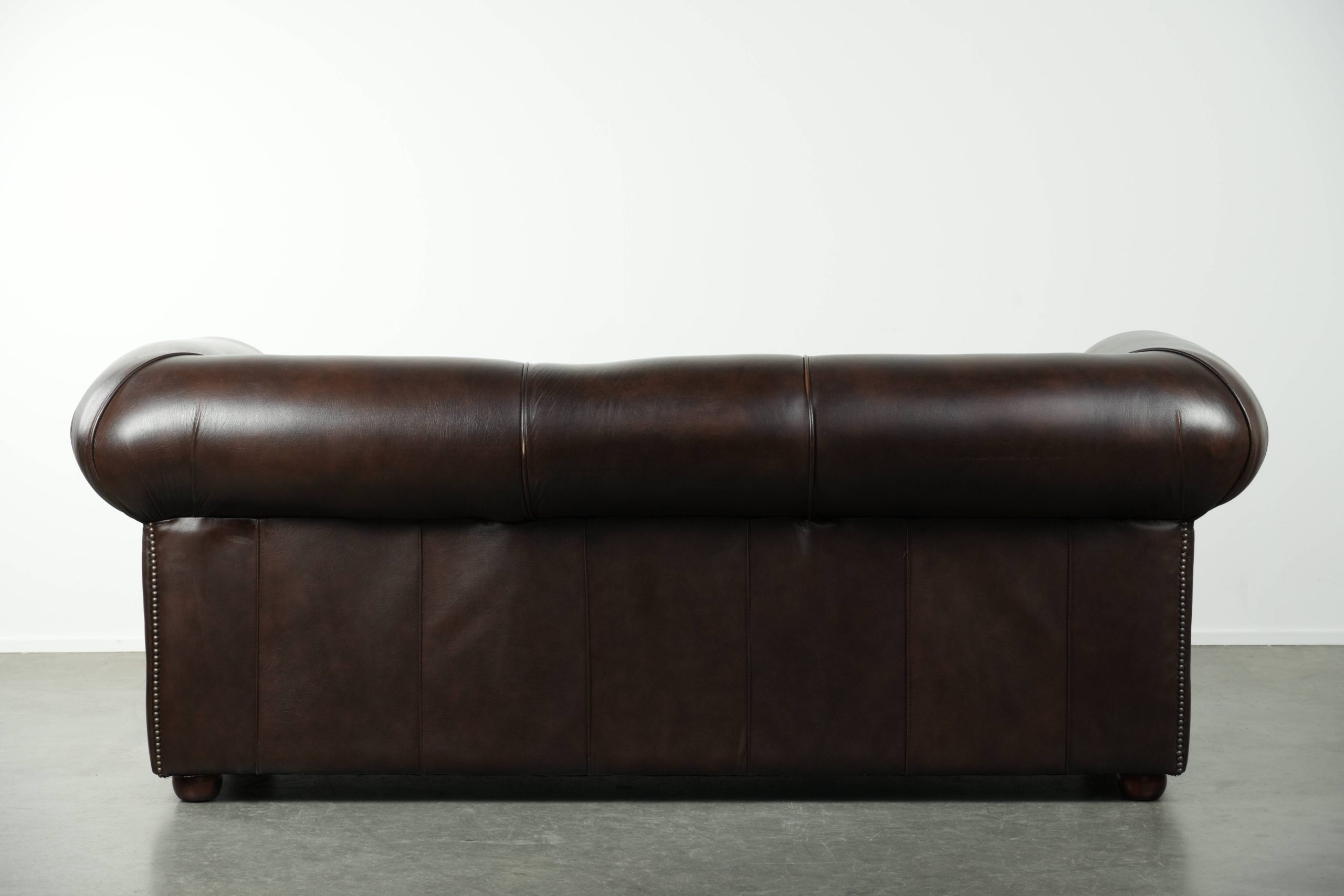 Luxe bruine rundleren set bestaande uit een gladde chesterfield bank en fauteuil met een tijdloze Engelse uitstraling - Afbeelding 3