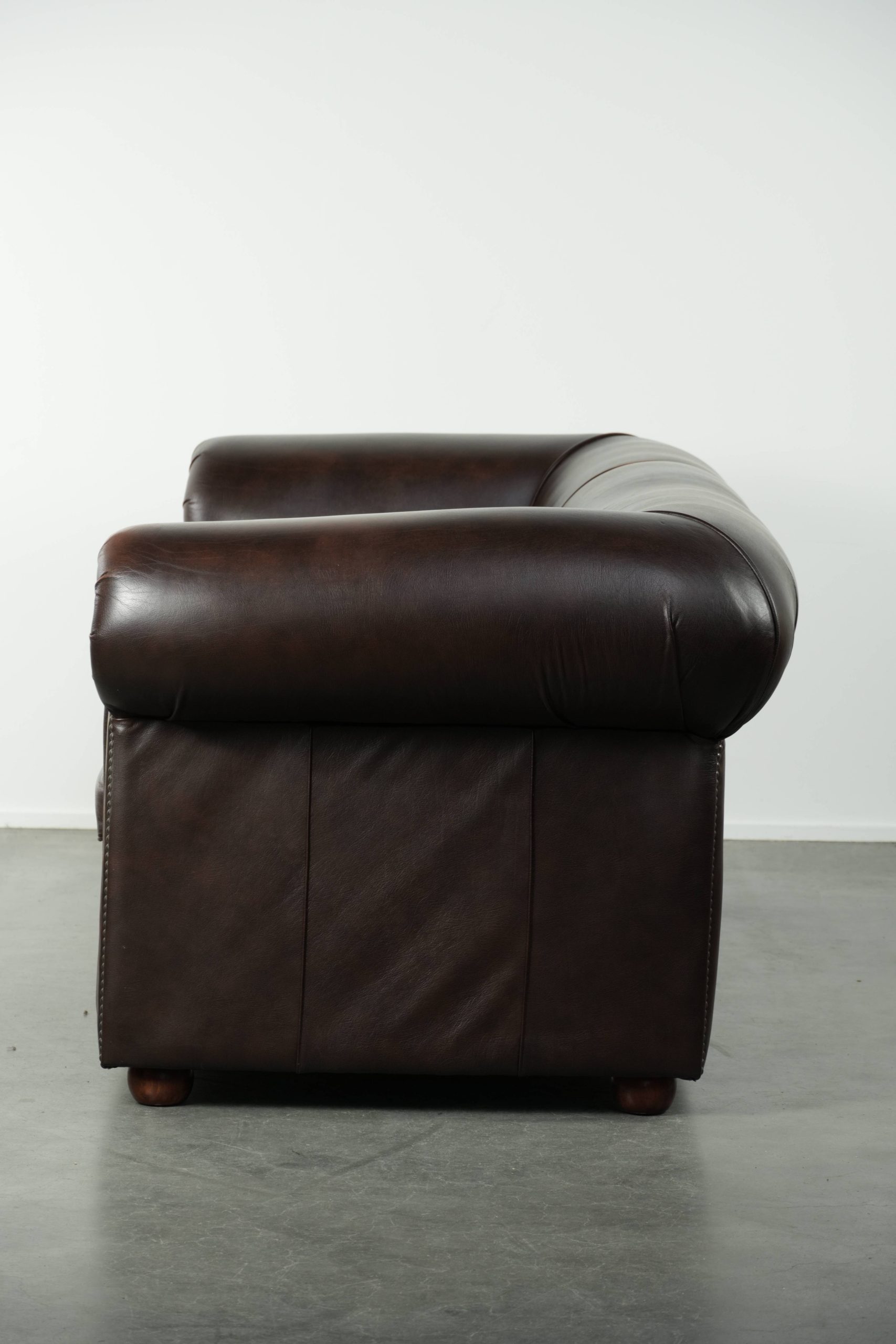 Luxe bruine rundleren set bestaande uit een gladde chesterfield bank en fauteuil met een tijdloze Engelse uitstraling - Afbeelding 4