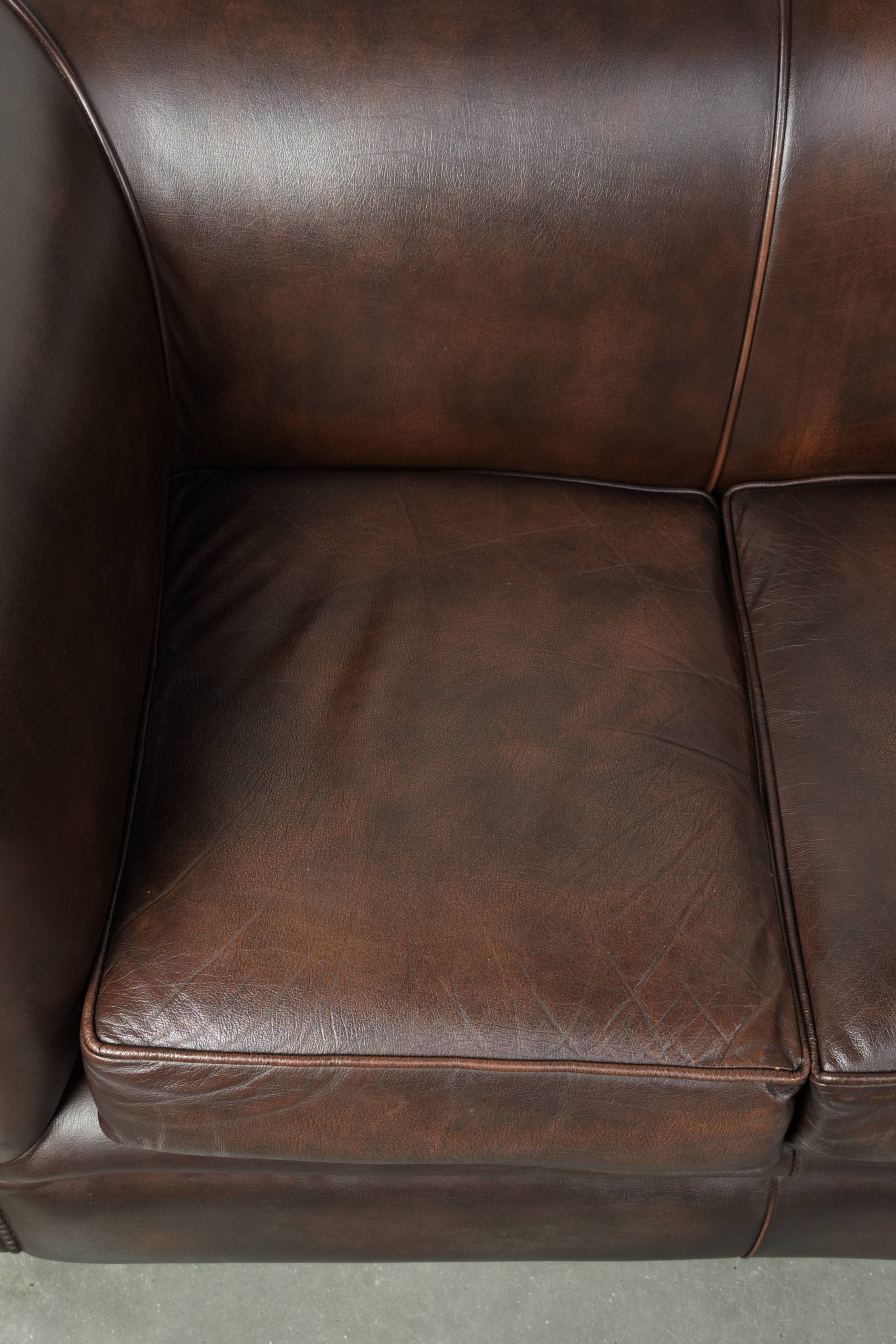 Luxe bruine rundleren set bestaande uit een gladde chesterfield bank en fauteuil met een tijdloze Engelse uitstraling - Afbeelding 5