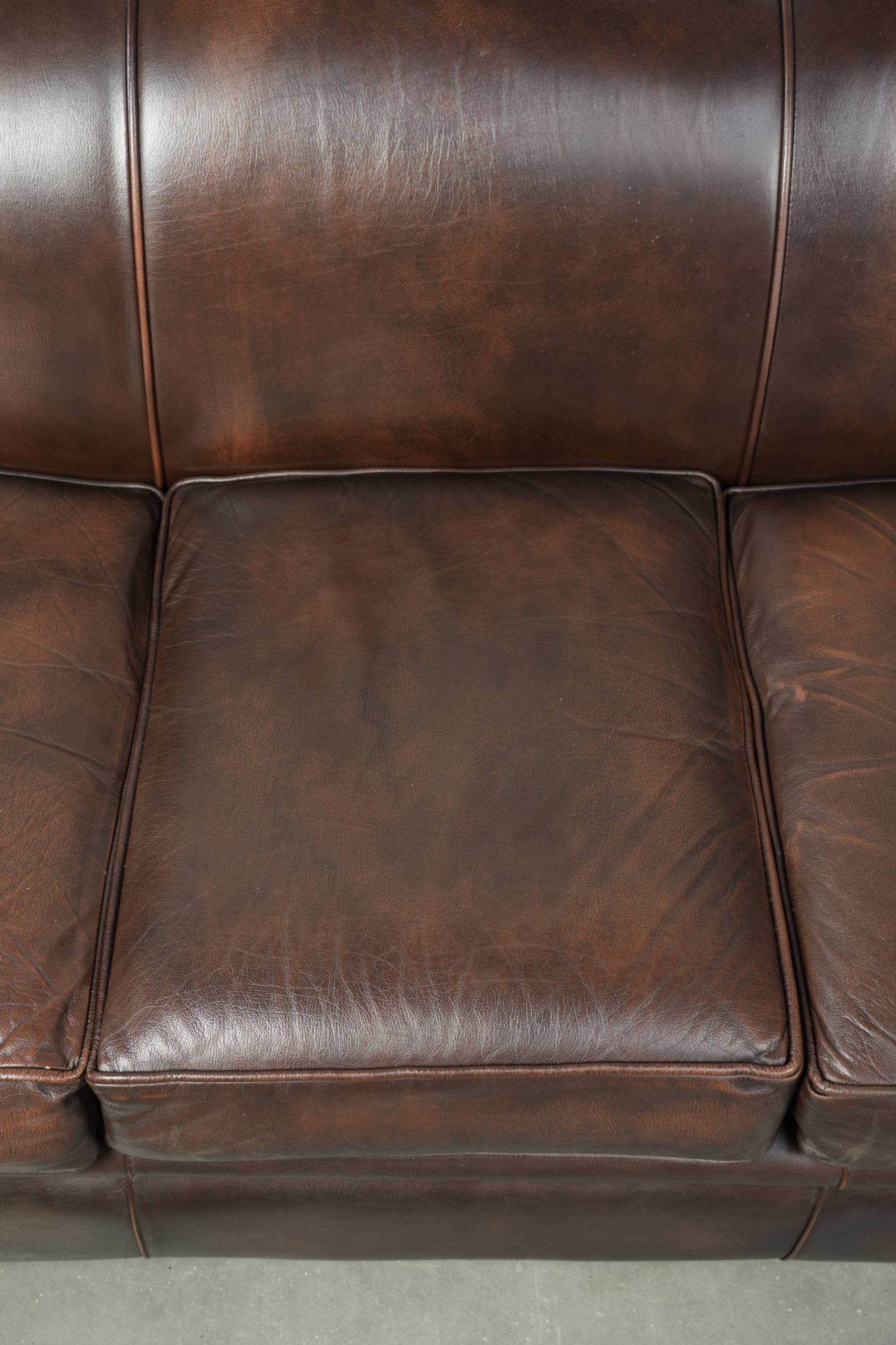 Luxe bruine rundleren set bestaande uit een gladde chesterfield bank en fauteuil met een tijdloze Engelse uitstraling - Afbeelding 6