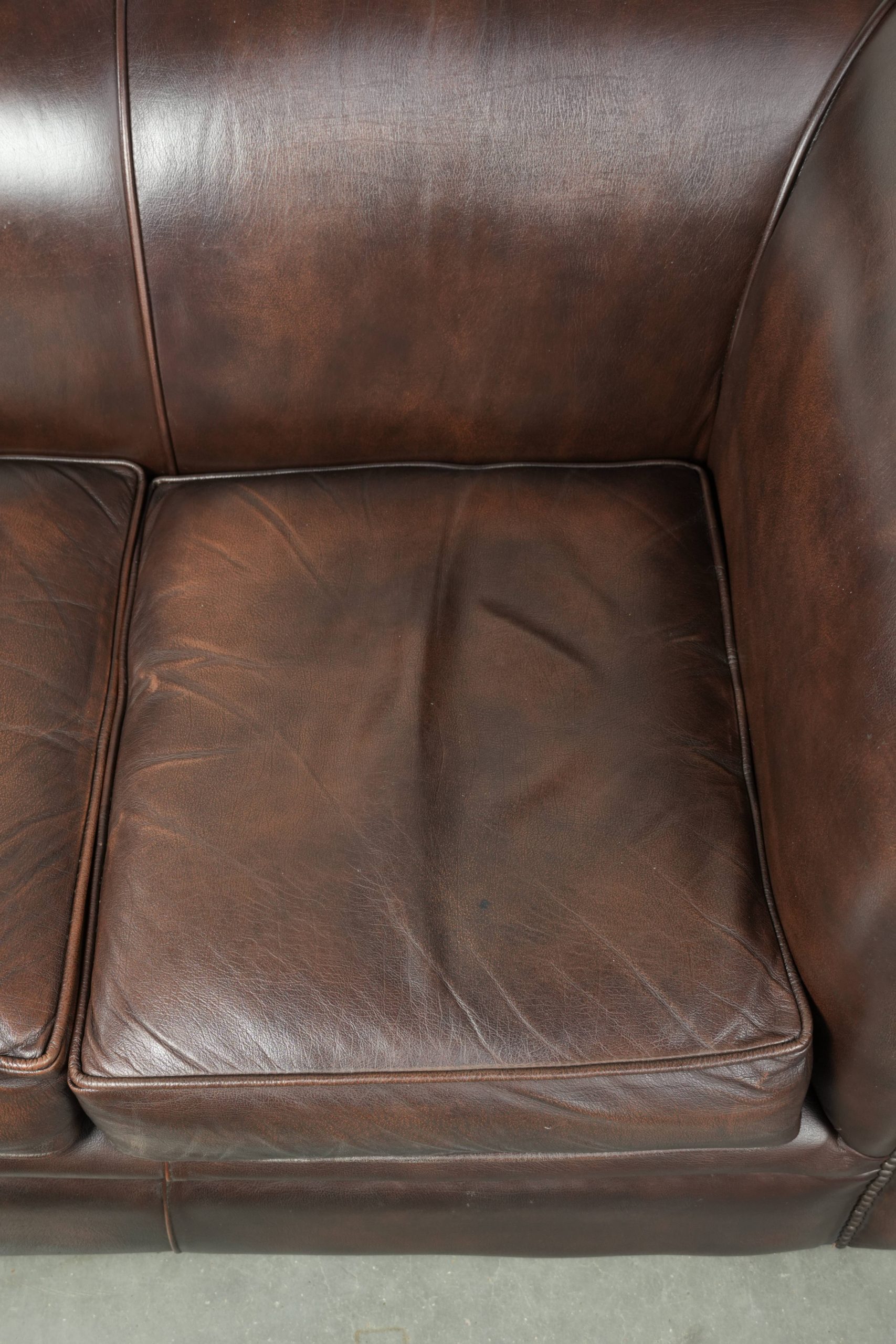 Luxe bruine rundleren set bestaande uit een gladde chesterfield bank en fauteuil met een tijdloze Engelse uitstraling - Afbeelding 7