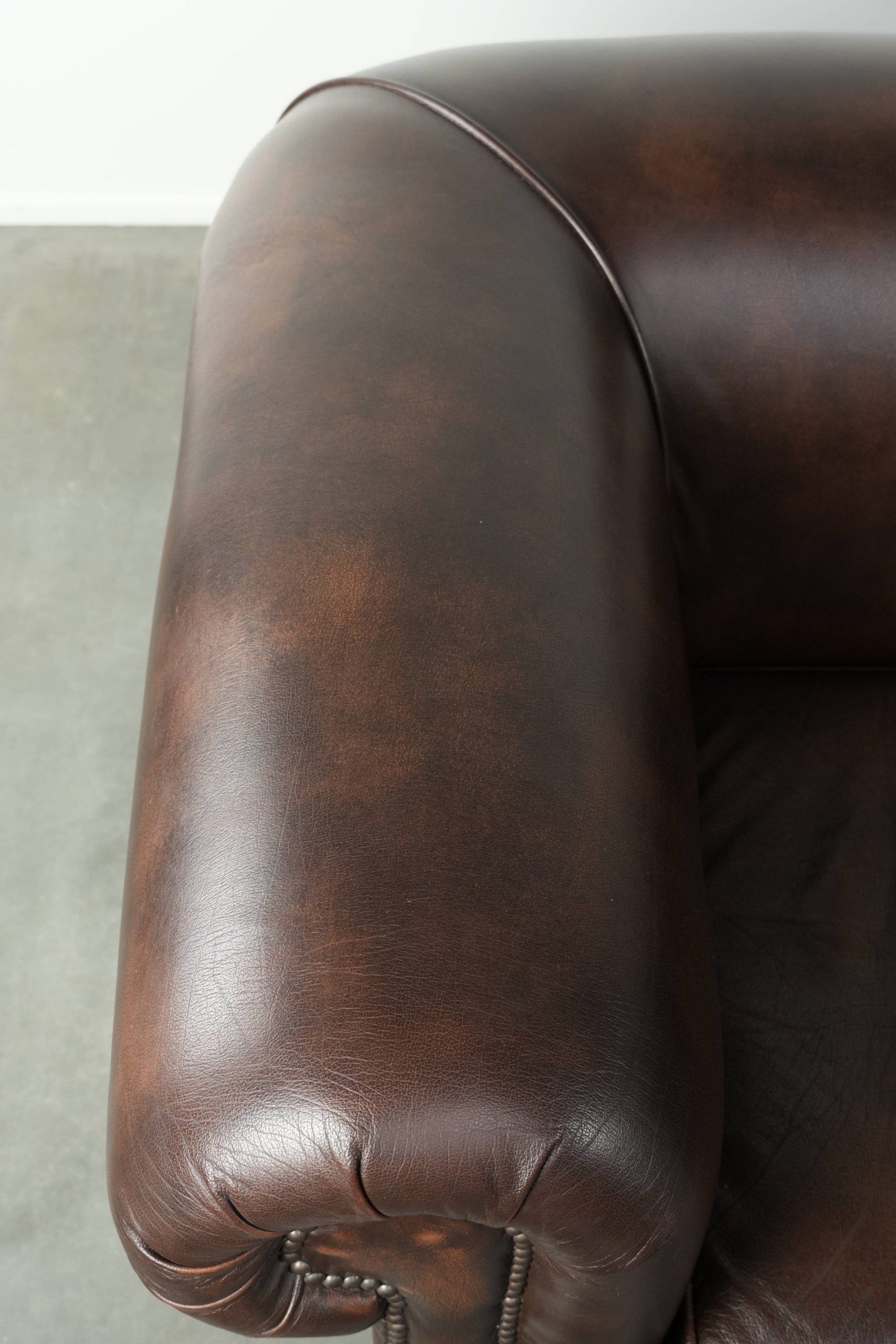 Luxe bruine rundleren set bestaande uit een gladde chesterfield bank en fauteuil met een tijdloze Engelse uitstraling - Afbeelding 8